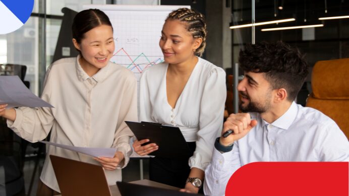 3 pessoas trabalhando de forma produtiva após responder à pergunta: Como estabelecer as rotinas e os processos da minha empresa?