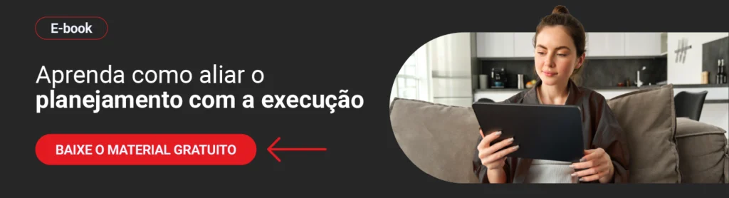 Banner preto com fundo branco e frase de destaque "E-book: Aprenda como aliar o planejamento com a execução". Na imagem, há também uma mulher jovem usando um tablet em um ambiente de trabalho confortável, ilustrando o momento da leitura do material.