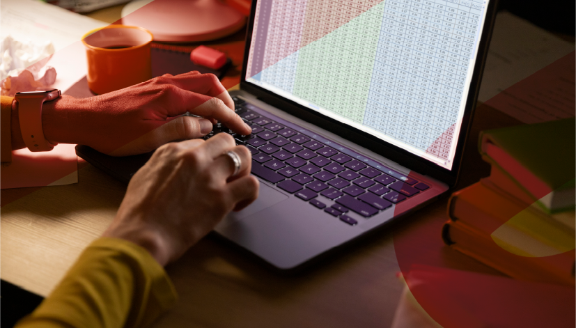 Profissional utilizando notebook com planilha de remuneração variável aberta na tela. Imagem representa gestão de metas, cálculo de comissões, bônus e automação de programas de remuneração variável com software corporativo.