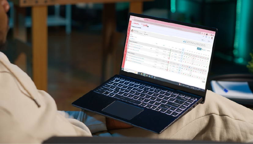 Profissional acessando o painel de programa de resultados do Stratws One em um notebook, com indicadores e metas de remuneração variável exibidos na tela da plataforma.